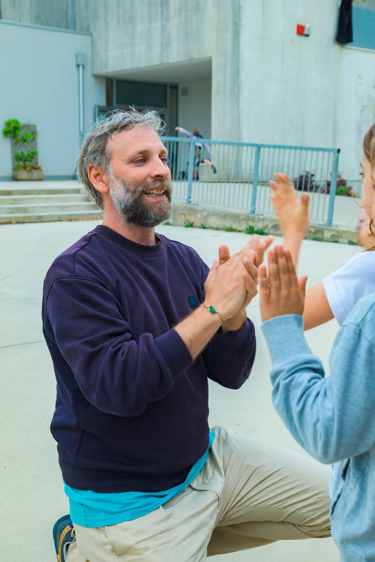 Bambini partecipano con gesti e body percussion.