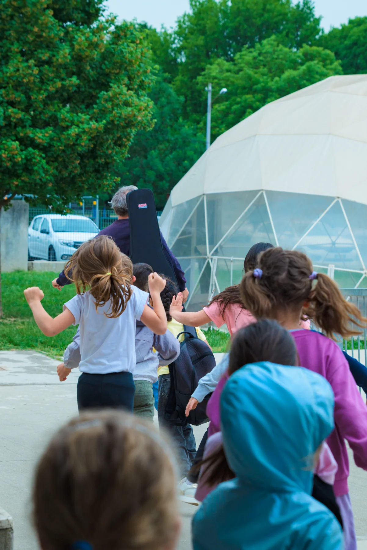 Bambini in movimento durante un laboratorio Musilingua di musica e inglese a Padova.