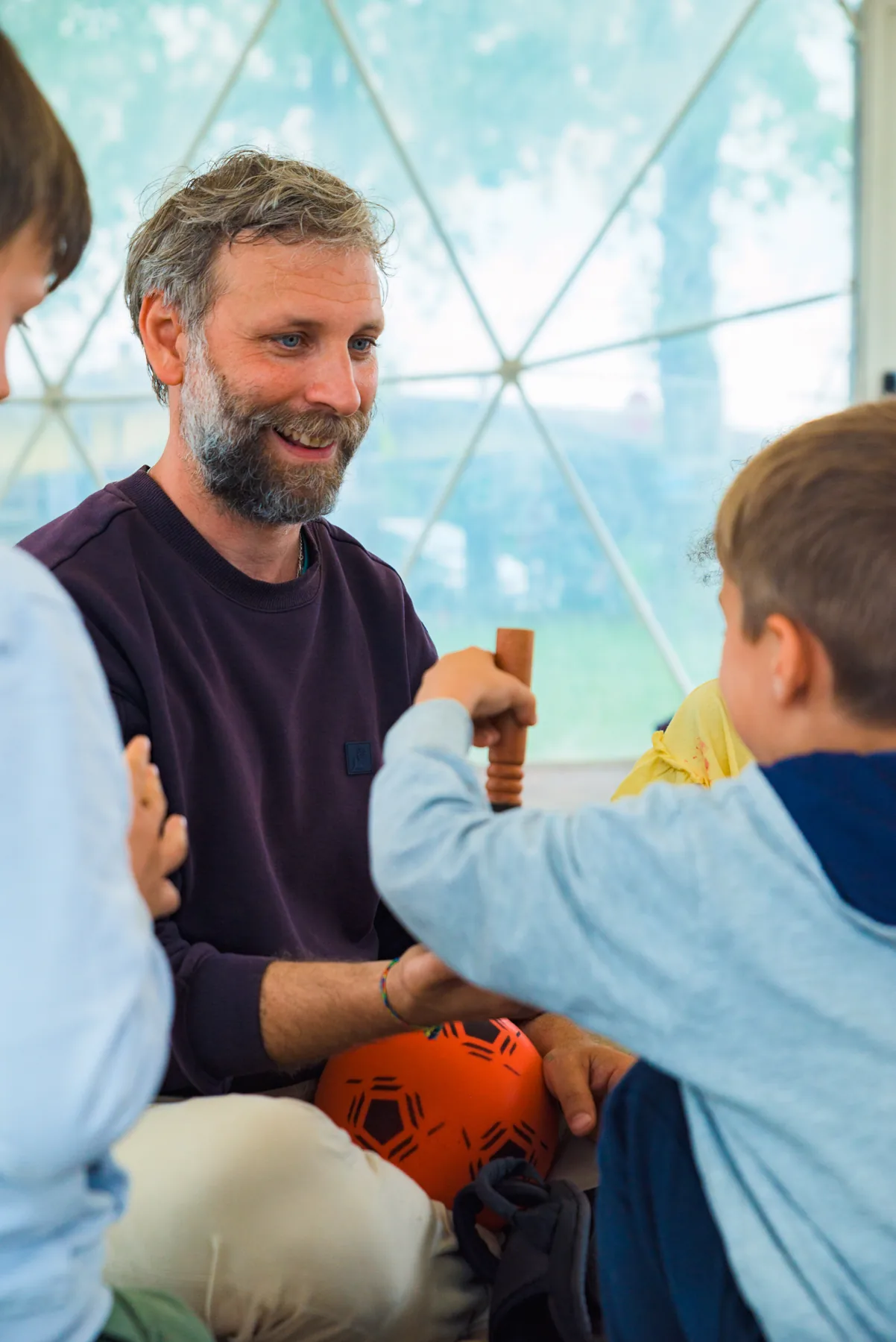 Bambini partecipano a un'attività di ascolto e ritmo.